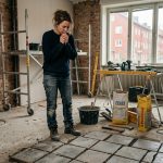 Vi anlitade svågerns byggfirma för renoveringen för att svärmor krävde det – det blev mitt livs dyraste misstag