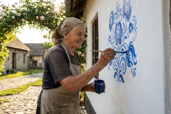 Blå blommor på vita väggar: historien om kvinnan som förvandlade sin by till ett konstverk