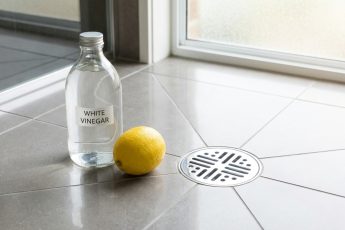 Häll vit vinäger i avloppsgallret: här är anledningen och när du ska göra det