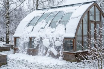 Gammalt trädgårdsknep för att omedelbart rensa växthuset från snö utan spade och maskiner