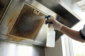 En städexpert förklarar hur man rengör köksfläktens filter: "Det idiotsäkra knepet är..." – image 1